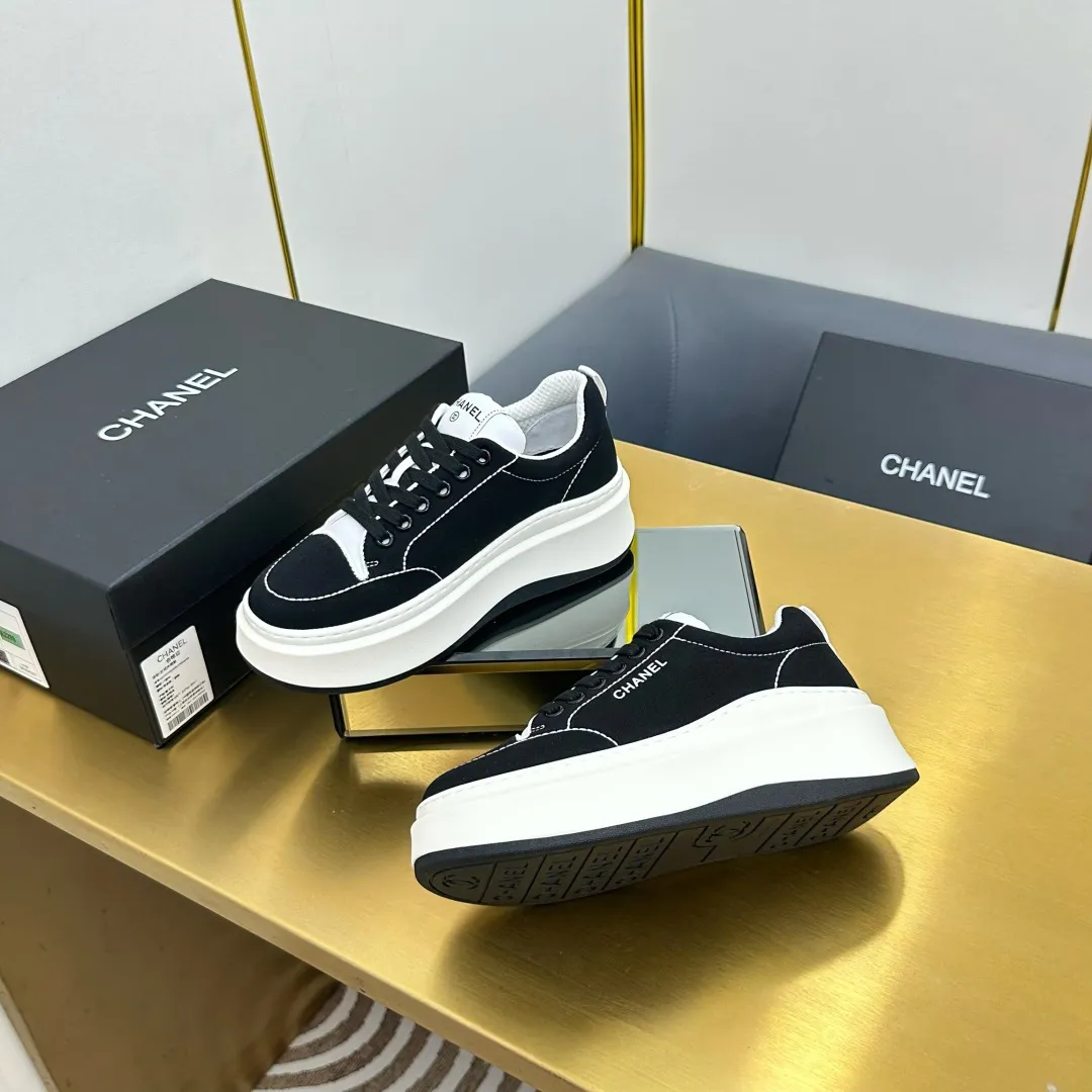 👟👟Ex-factory price 600👟👟 Upgraded version, upgraded version, upgraded version! No rebuttal accepted! ! ! ! Chanel Chanel panda shoes! 2025 counter's top casual sports shoes. This classic design; the upper is electro-embroidered with a variety of techniques; the outsole is fashionable and sporty; the unusual inclusion of a variety of color matching elements... The diversified mix and match is very good-looking and versatile, and can be used for leisure, fashion, sports, and outdoor... ꫛꫀꪝ Go➫ Materials: ❶Upper made of: original imported first-layer silk cowhide + original waterproof cloth + original first-layer cowhide ❷Inner lining: Original Yangli+Net ❸Outsole based on: Original TPU combination outsole Counter boutique packaging complete set for women 35–41 👉 👉